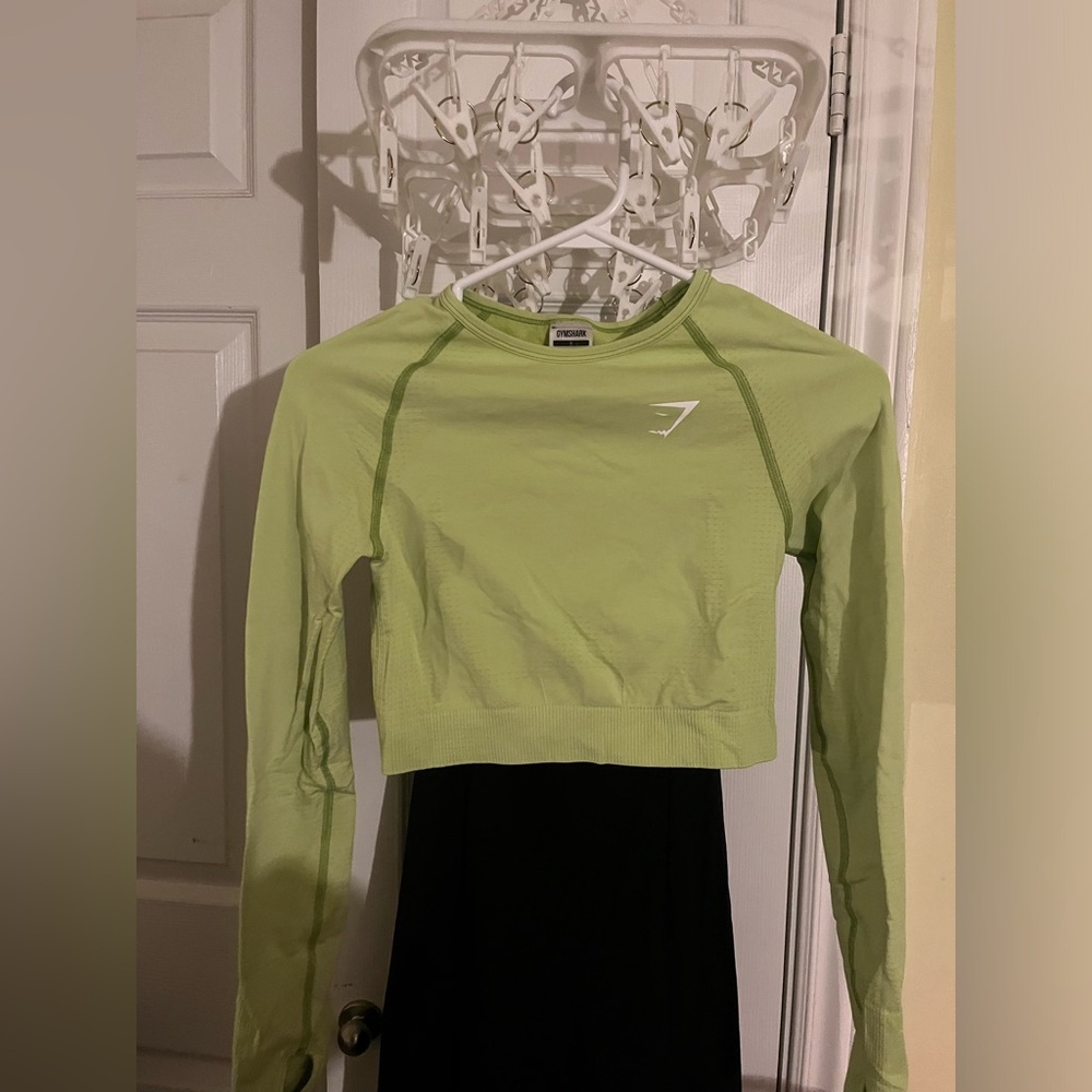 Green gym shark crop long-sleeve top